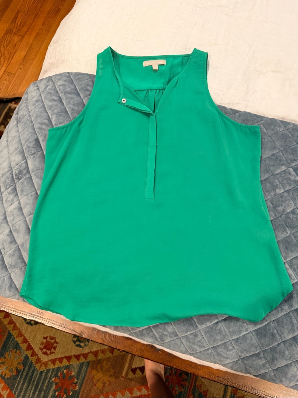 Sz L banana Republic green sleeveless blouse
